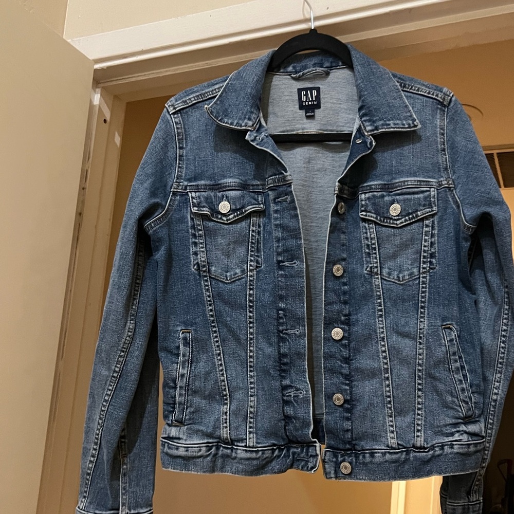 Gap jean jacket size small. Worn maybe three times. In excellent condition!